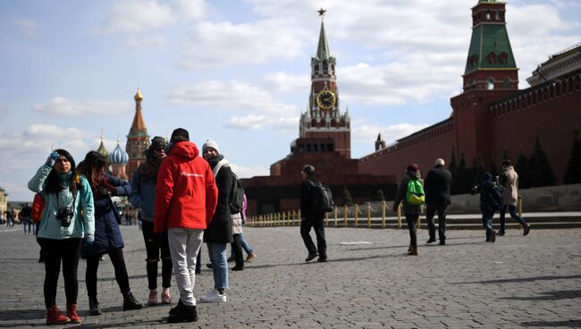 Прохожие на Красной площади в Москве