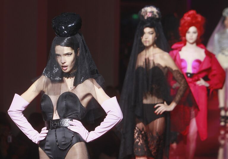 Модель во время показа коллекции Haute Couture посвященной певице Эми Уайнхаус, дизайнера Жана-Поля Готье. 2012 год