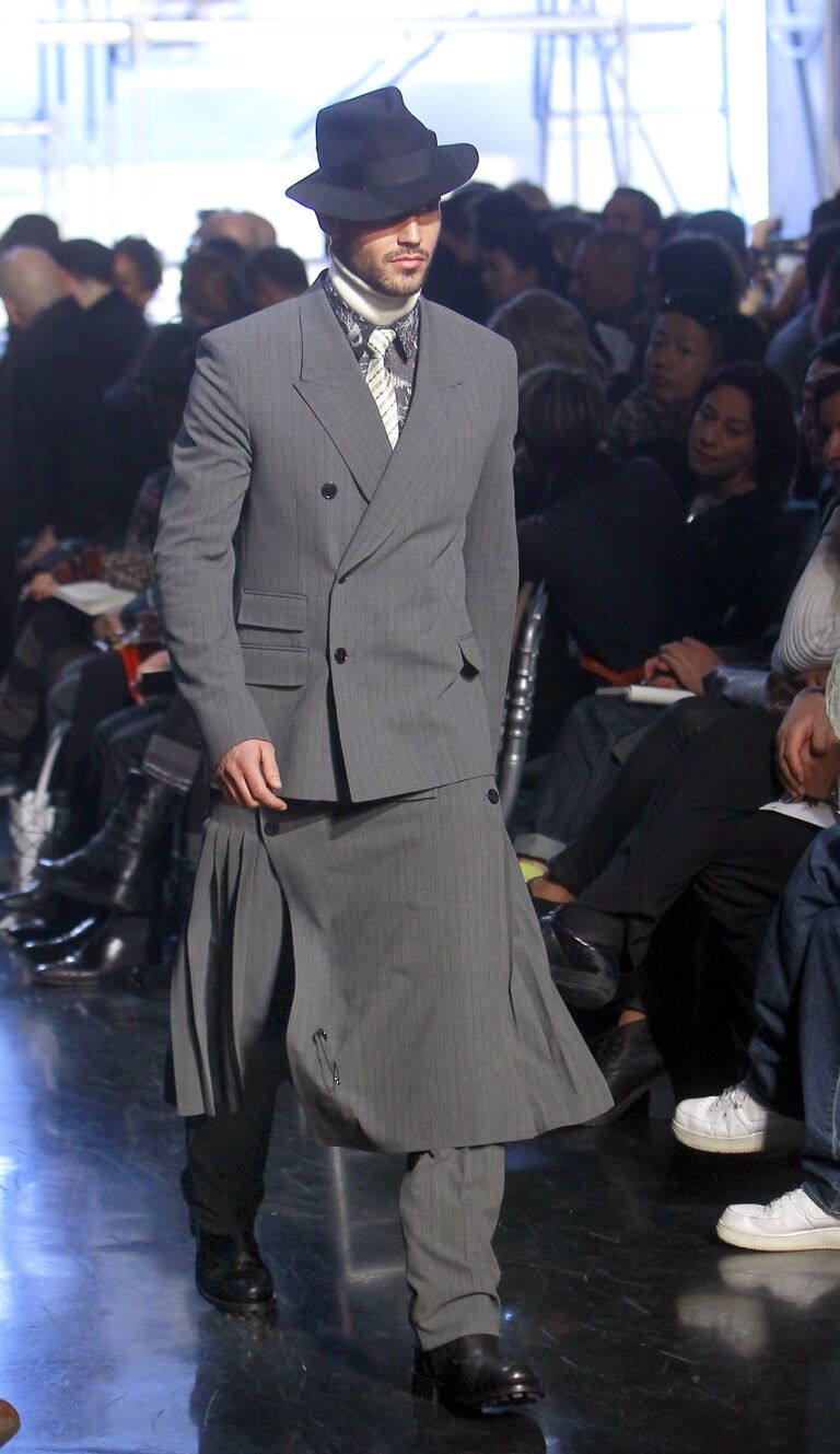 Модель во время показа мужской коллекции осень/зима 2012-2013 французского модельера Жана-Поля Готье