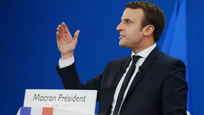 Кандидат в президенты Франции, лидер движения En Marche Эммануэль Макрон во время пресс-конференции по итогам первого тура президентских выборов во Франции. 23 апреля 2017