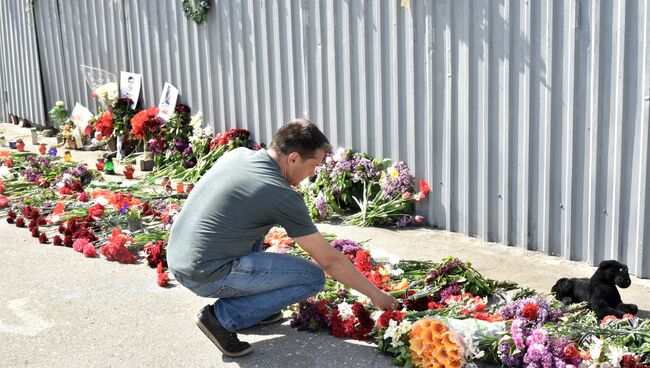 Мужчина возлагает цветы во время акции в память о погибших при пожаре в Доме профсоюзов на площади Куликово поле в Одессе. 2 мая 2017