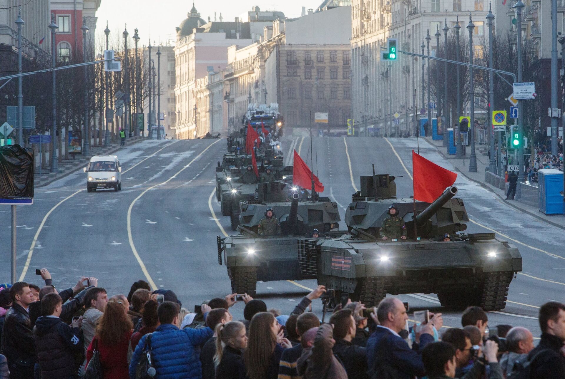 Танки Т-14 Армата во время прохода военной техники по Тверской улице перед репетицией парада Победы на Красной площади - РИА Новости, 1920, 09.09.2021