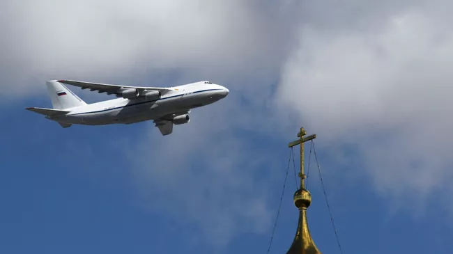 Тяжёлый дальний транспортный самолёт АН-124-100 Руслан на репетиции воздушной части парада Победы в Москве