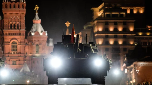 Танк Т-14 Армата на репетиции военного парада на Красной площади в Москве. 2017 год 