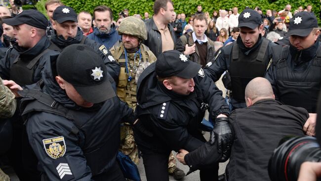 Полиция задерживает протестующего против празднования Дня Победы в Киеве