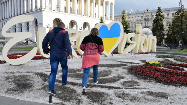 Вытоптанная клумба с символикой Евровидения в центре Киева