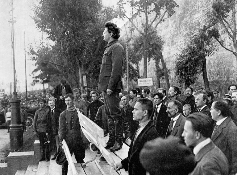 Лев Троцкий, выступает у могилы жертв, погибших в результате террористического акта, совершённого группой анархистов с целью уничтожения руководства московского комитета РКП(б) Лев Троцкий, выступает у могилы жертв, погибших в результате террористического акта, совершённого группой анархистов с целью уничтожения руководства московского комитета РКП(б)