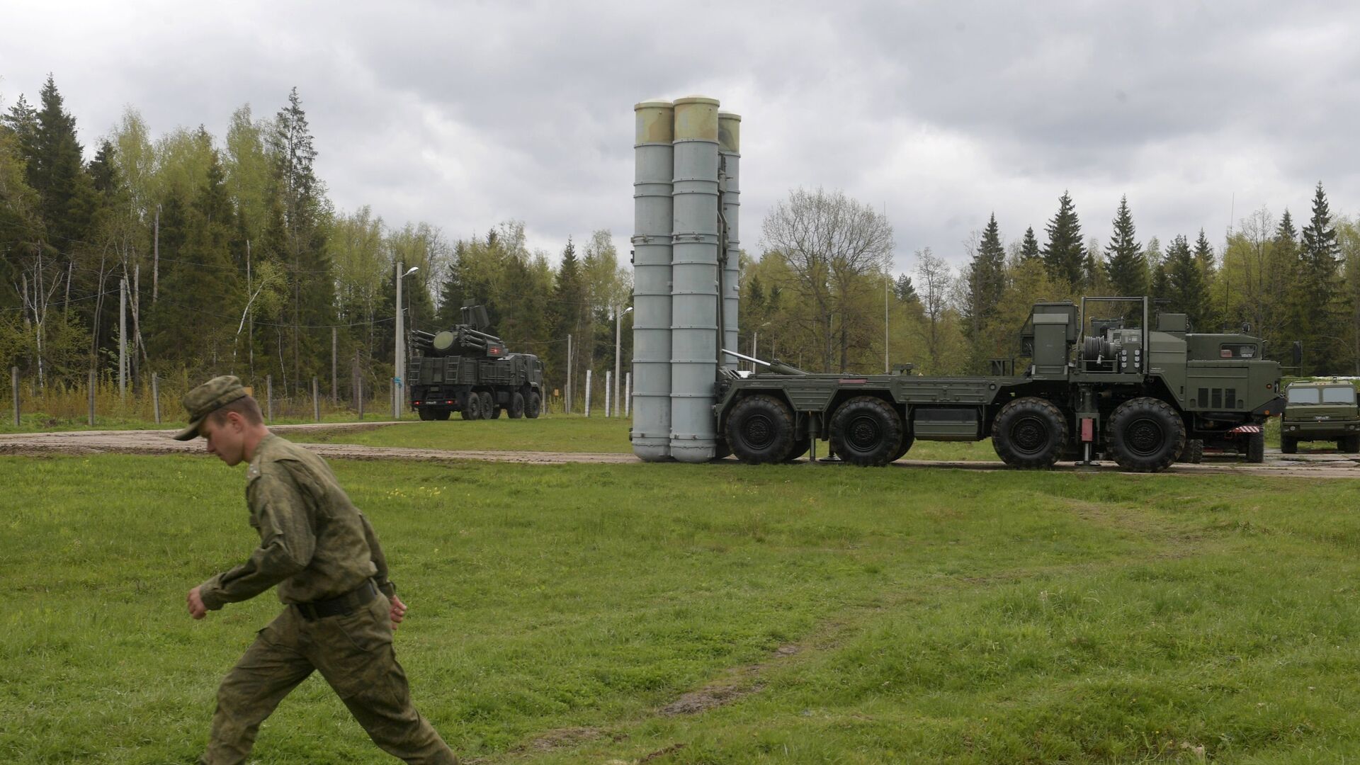 Зенитные ракетные комплексы С-400 Триумф во время учений подразделений ракетного полка в Московской области - РИА Новости, 1920, 21.08.2022