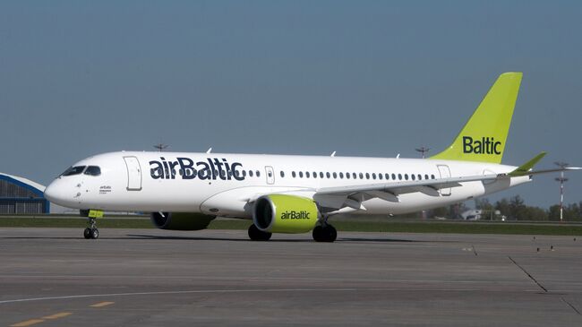 Самолет Bombardier CS300 латвийской авиакомпании airBaltic в аэропорту Шереметьево в Москве. 18 мая 2017