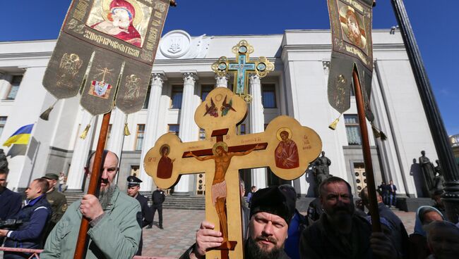 Акция прихожан Украинской православной церкви Московского патриархата у здания Верховной рады в Киеве. 18 мая 2017