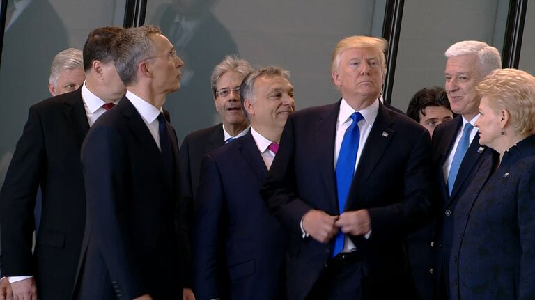 Трамп оттолкнул премьера Черногории на экскурсии по штаб-квартире НАТО