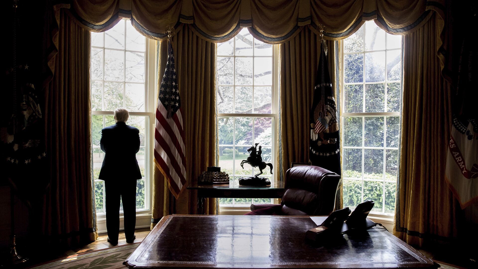 Президент США Дональд Трамп в Овальном кабинете Белого дома - РИА Новости, 1920, 29.01.2026