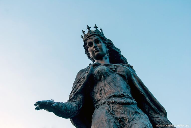 Памятник Анне Ярославне в Сенлисе, Франция