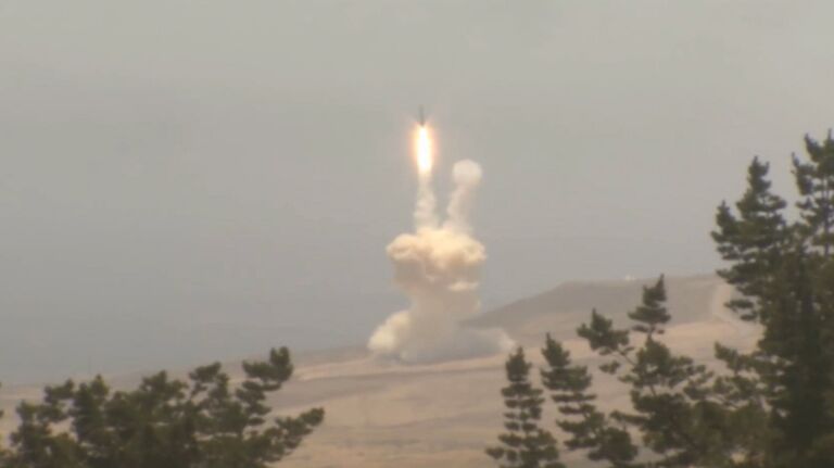 Кадры успешного испытания перехватчика баллистических ракет в США Кадры успешного испытания перехватчика баллистических ракет в США
