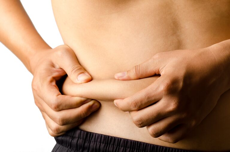 Человек проверяет вес