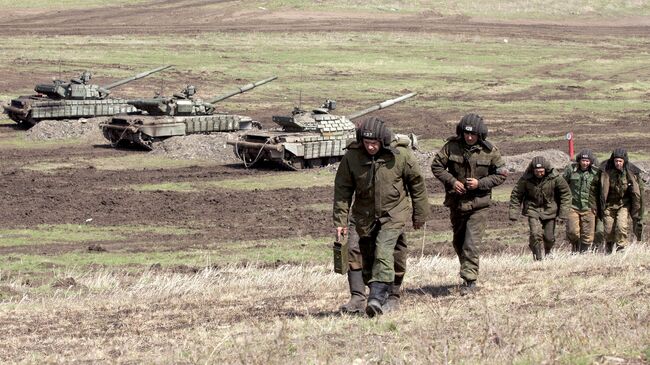 Бойцы Народной милиции Луганской народной республики во время тактических учений в Луганской области