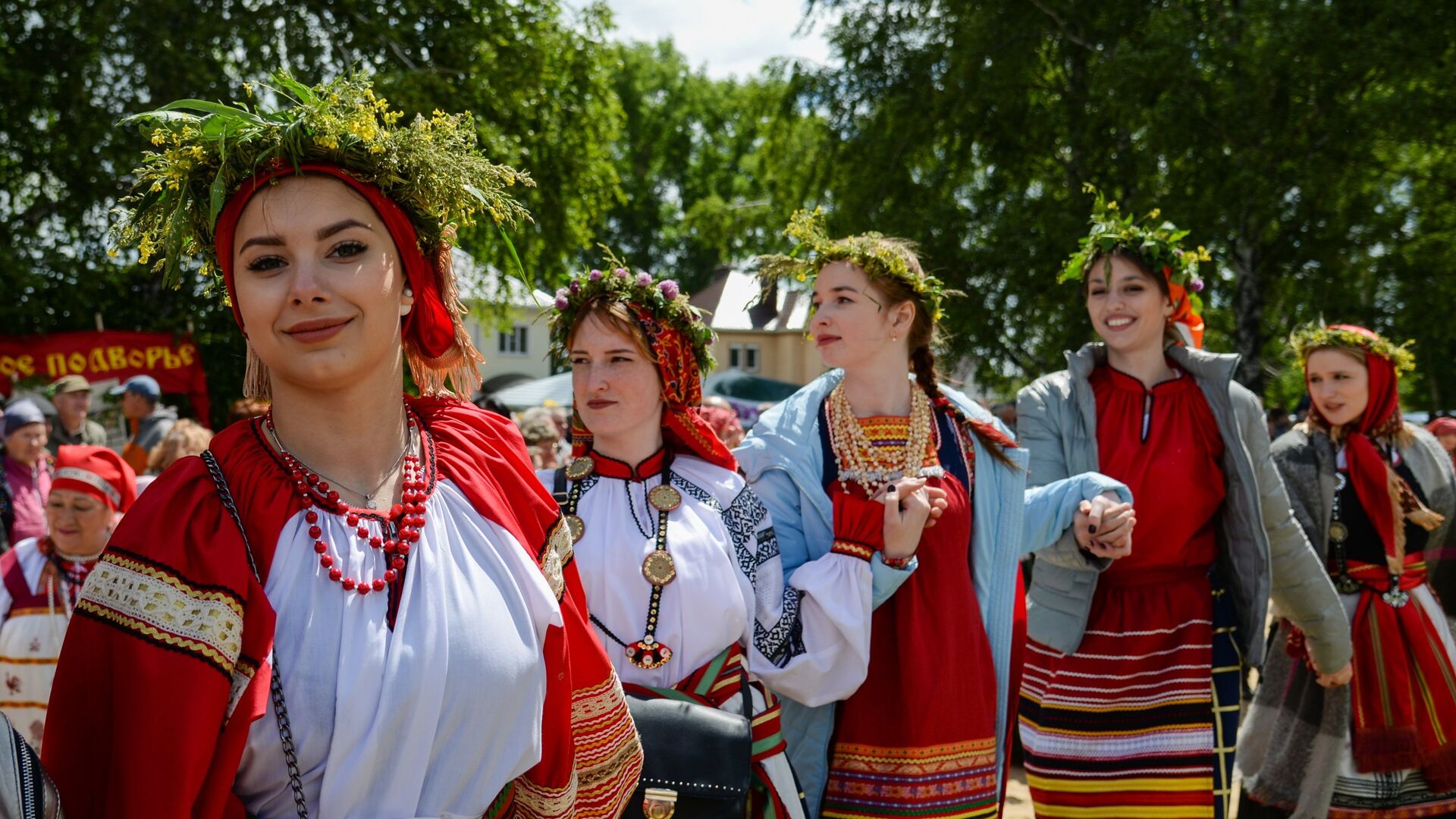 Хоровод во время народных гуляний на Фольклорном славянском фестивале в день праздника святой Троицы в селе Новая Усмань - РИА Новости, 1920, 23.06.2026
