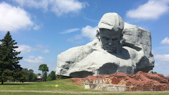 Памятник Брестская крепость - герой