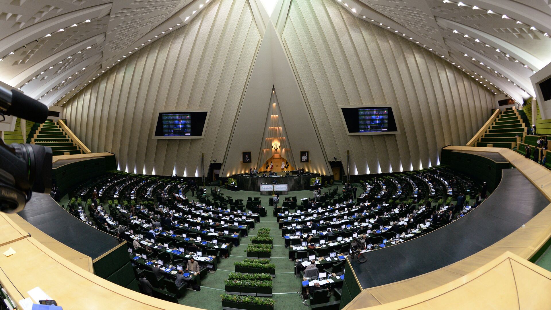 В зале заседаний парламента Ирана (Исламского консультативного совета - Меджлиса). Архивное фото - РИА Новости, 1920, 09.06.2024