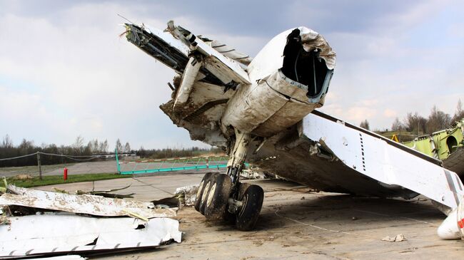 Обломки польского правительственного самолета Ту-154 на охраняемой площадке аэродрома в Смоленске