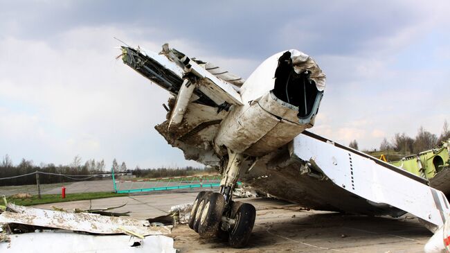 Обломки польского правительственного самолета Ту-154 на охраняемой площадке аэродрома в Смоленске