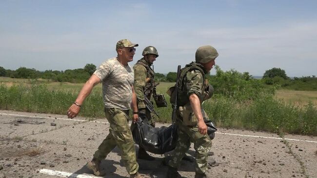 Эвакуация тела военнослужащего ВСУ из серой зоны в районе населенного пункта Желобок