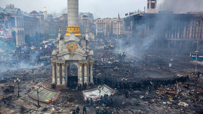 Сотрудники правоохранительных органов и сторонники оппозиции на площади Независимости в Киеве