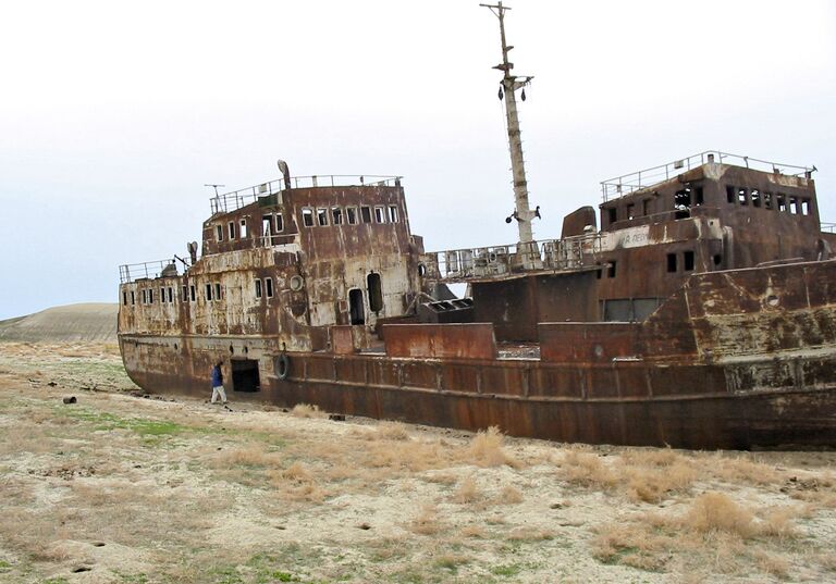 Корабль на высохшем дне Аральского моря Корабль на высохшем дне Аральского моря