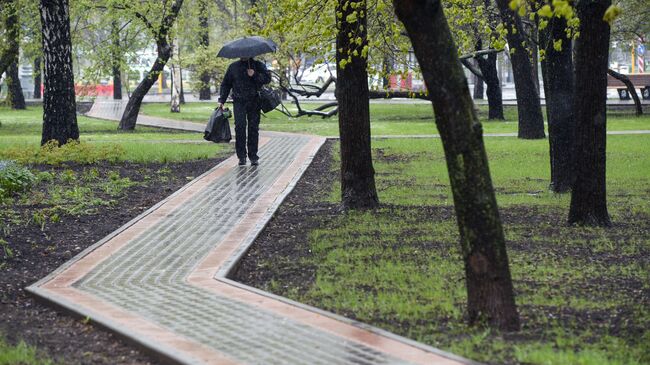 Прохожий в районе ВДНХ в Москве