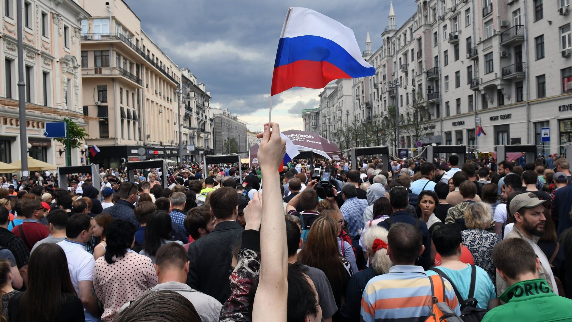 Горожане у рамок безопасности на Тверской улице в Москве. 12 июня 2017 - РИА Новости, 1920, 12.03.2021