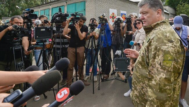 Президент Украины Петр Порошенко во время рабочей поездки в Донецкую область. 14 июня 2017