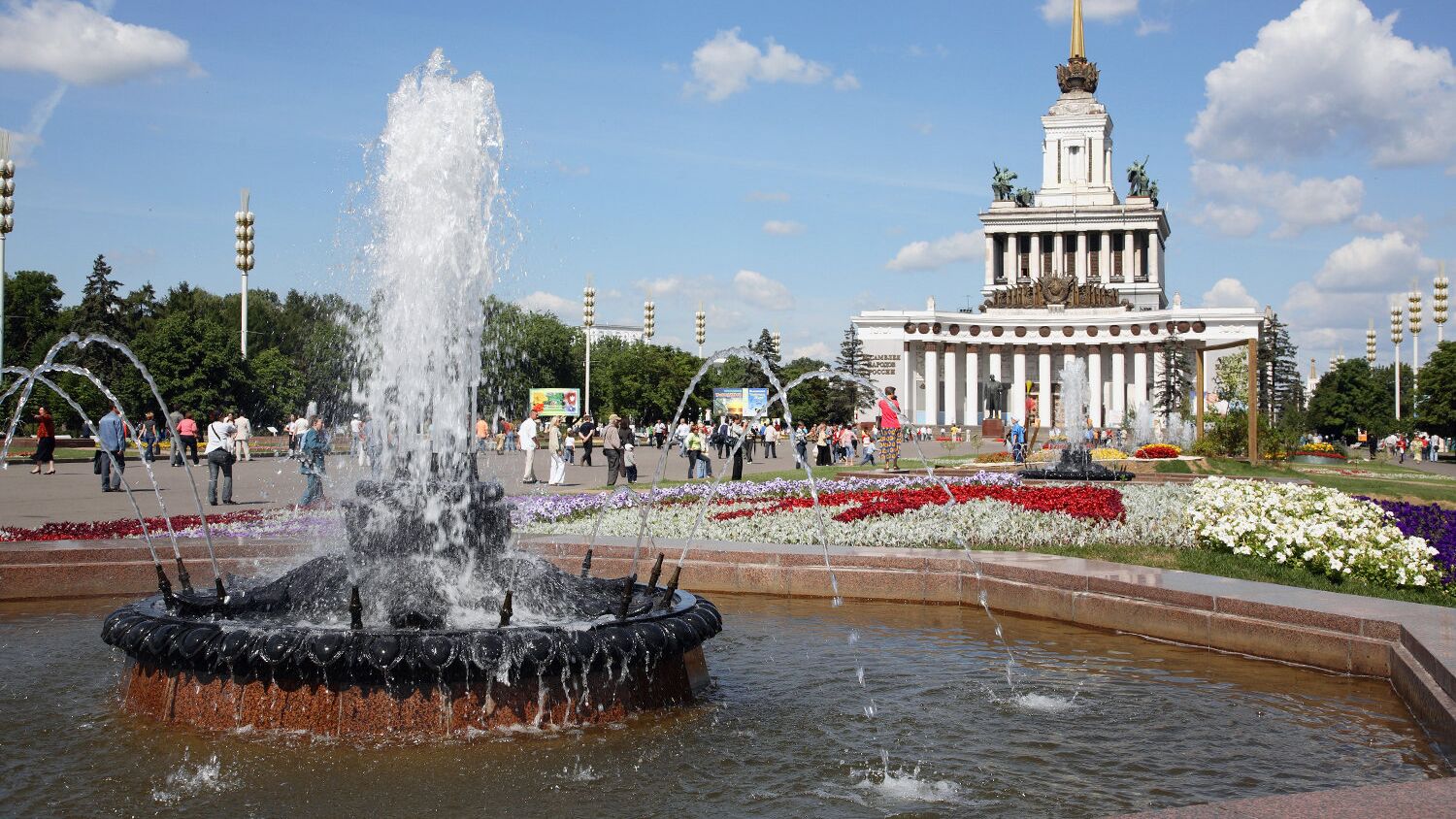 Всероссийский выставочный центр (ВДНХ). Вид на фонтан и Центральный павильон. Архивное фото - РИА Новости, 1920, 08.07.2024