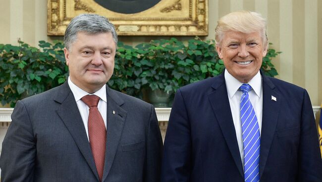 Президент Украины Петр Порошенко и президент США Дональд Трамп во время встречи