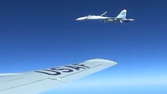 Сближение российского Су-27 с самолетом-разведчиком США RC-135U