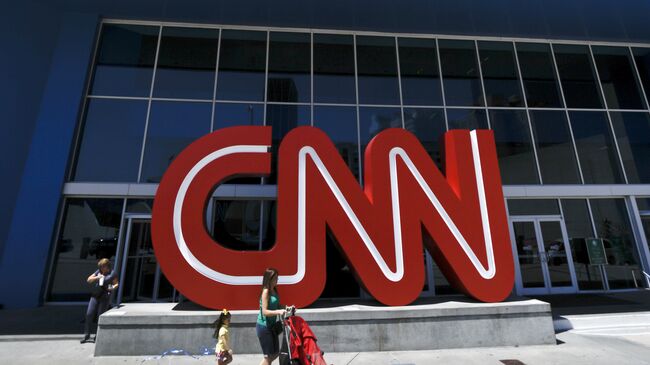 Прохожие у здания штаб-квартиры CNN в Атланте, США