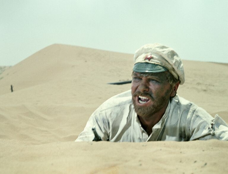 Артист Анатолий Кузнецов в роли Сухова в фильме Белое солнце пустыни Артист Анатолий Кузнецов в роли Сухова в фильме Белое солнце пустыни