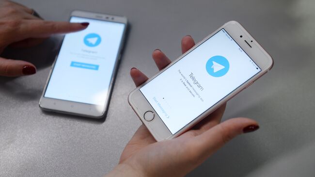 Мессенджер Telegram на экране телефона