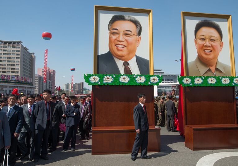 Портреты с изображениями Ким Ир Сена и Ким Чен Ира в Пхеньяне