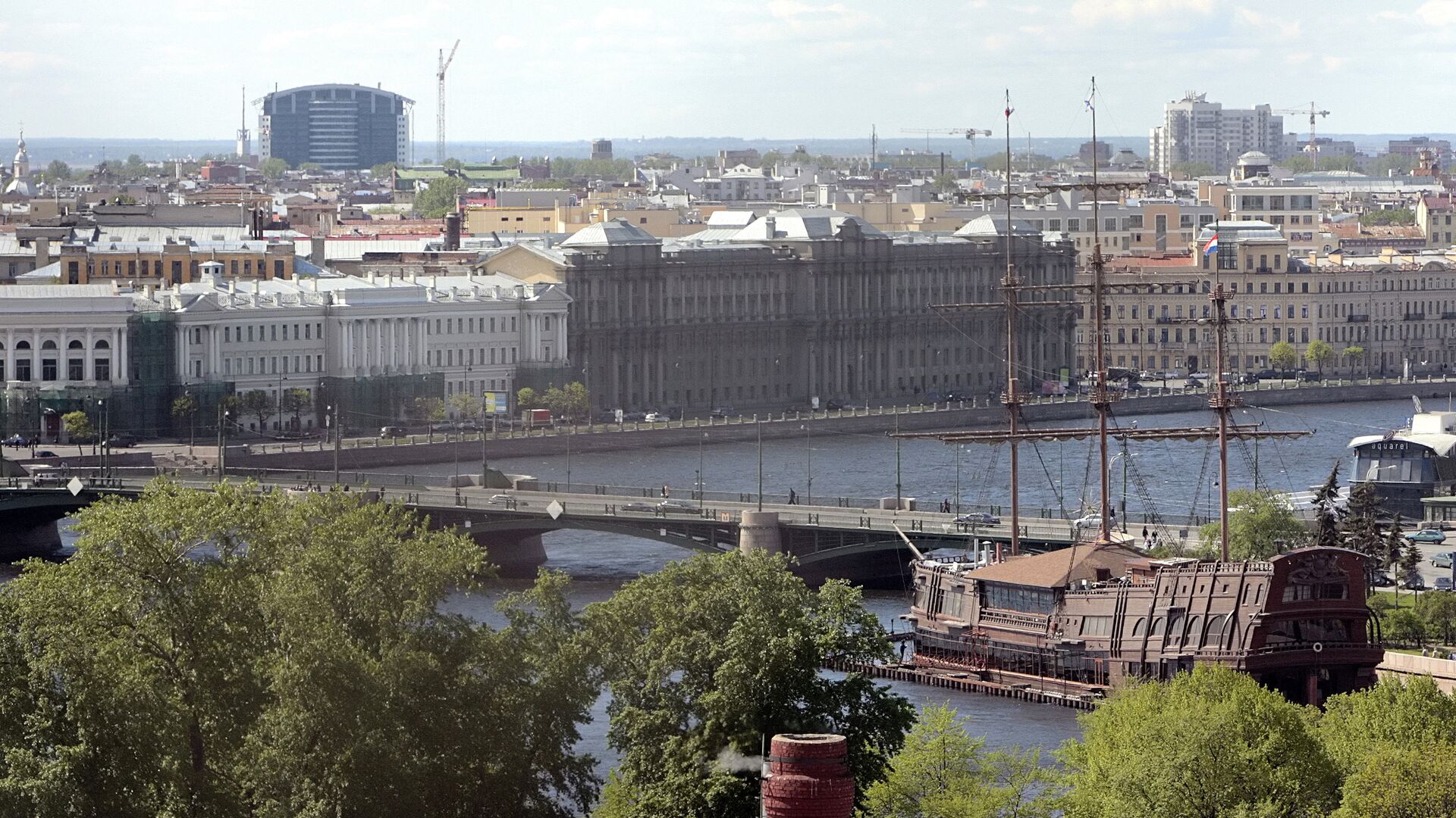 Вид на Биржевой мост с колокольни Петропавловской крепости - РИА Новости, 1920, 10.05.2023