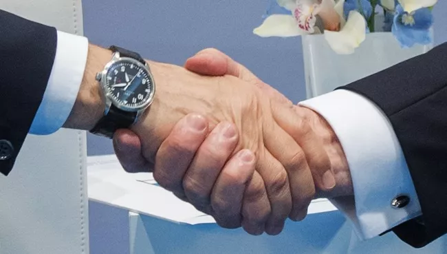 Рукопожатие президента РФ Владимира Путина и президента США Дональда Трампа. Архивное фото