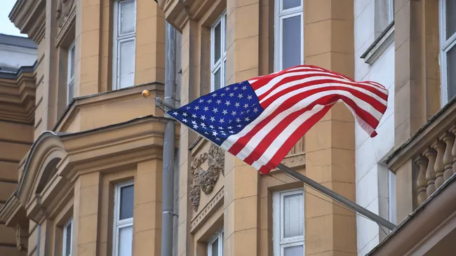 Государственный флаг США на фасаде здания посольства США в Москве