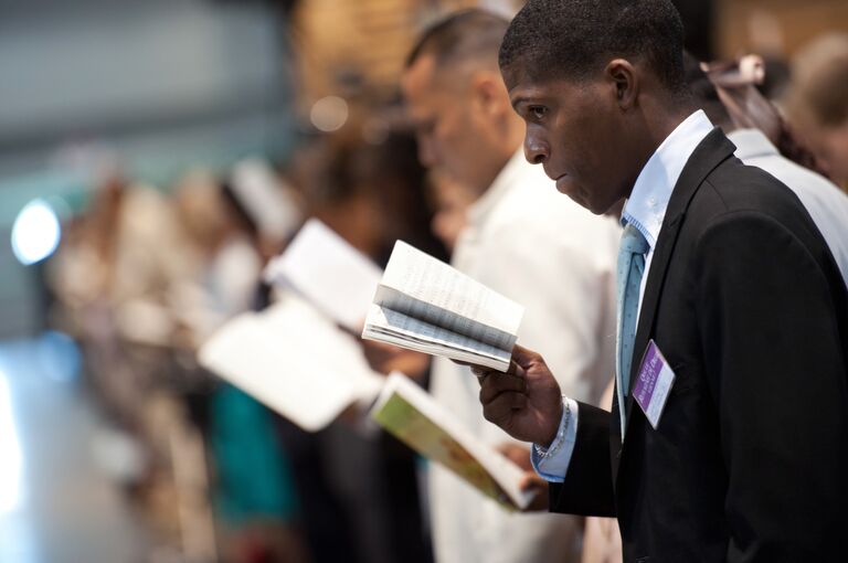 Последователь Свидетелей Иеговы на собрании во Франции