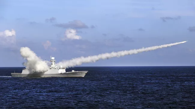 Фрегат Юньчэнь ВМС Китая во время военных учений.