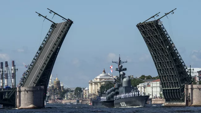 Ракетный катер Чувашия во время репетиции парада, посвященного Дню Военно-Морского Флота (ВМФ), в Санкт-Петербурге