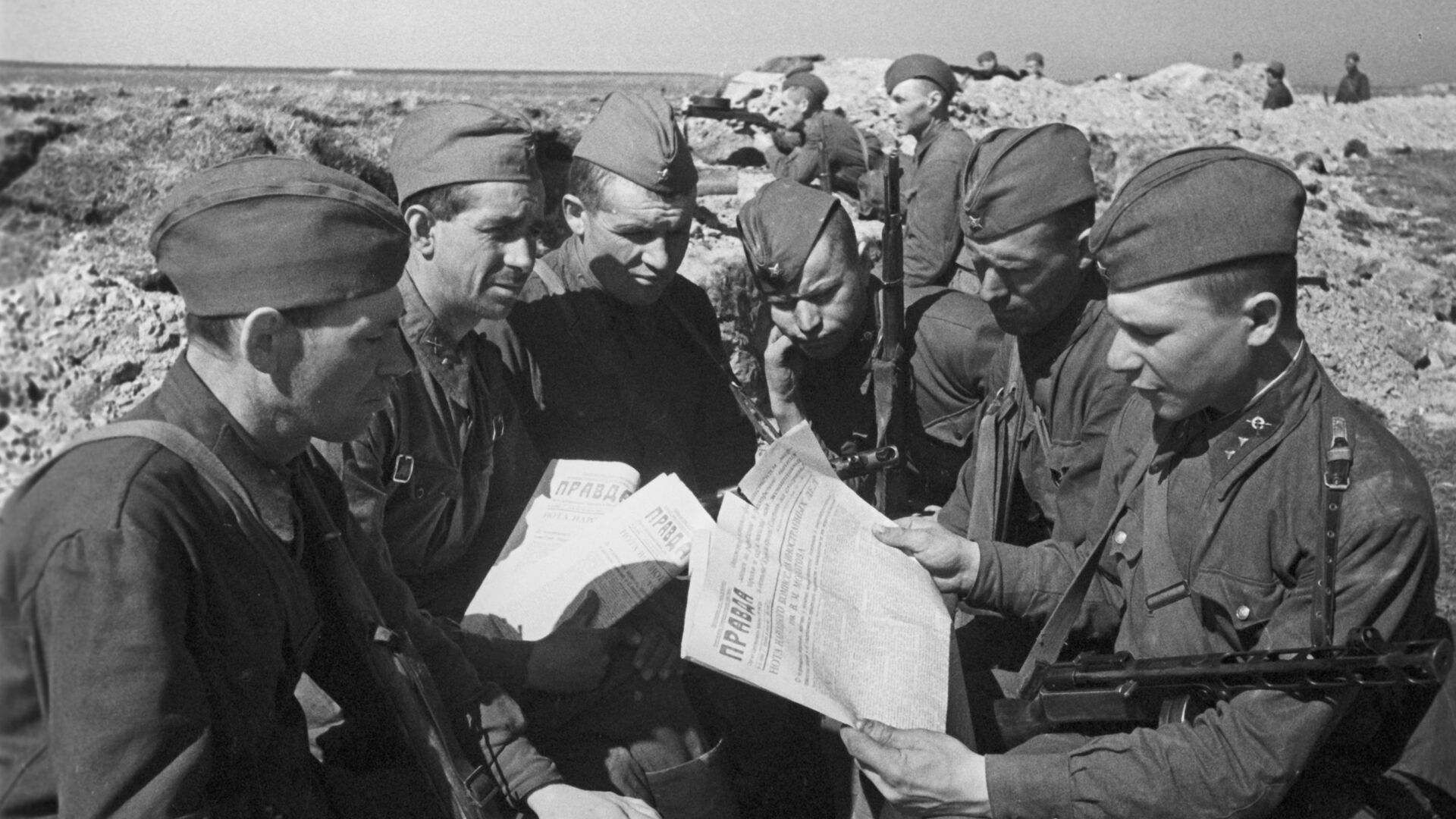Бойцы Красной Армии в окопах. 1942  - РИА Новости, 1920, 03.05.2025