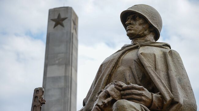 Скульптурная композиция на кладбище-мавзолее советских воинов в Варшаве