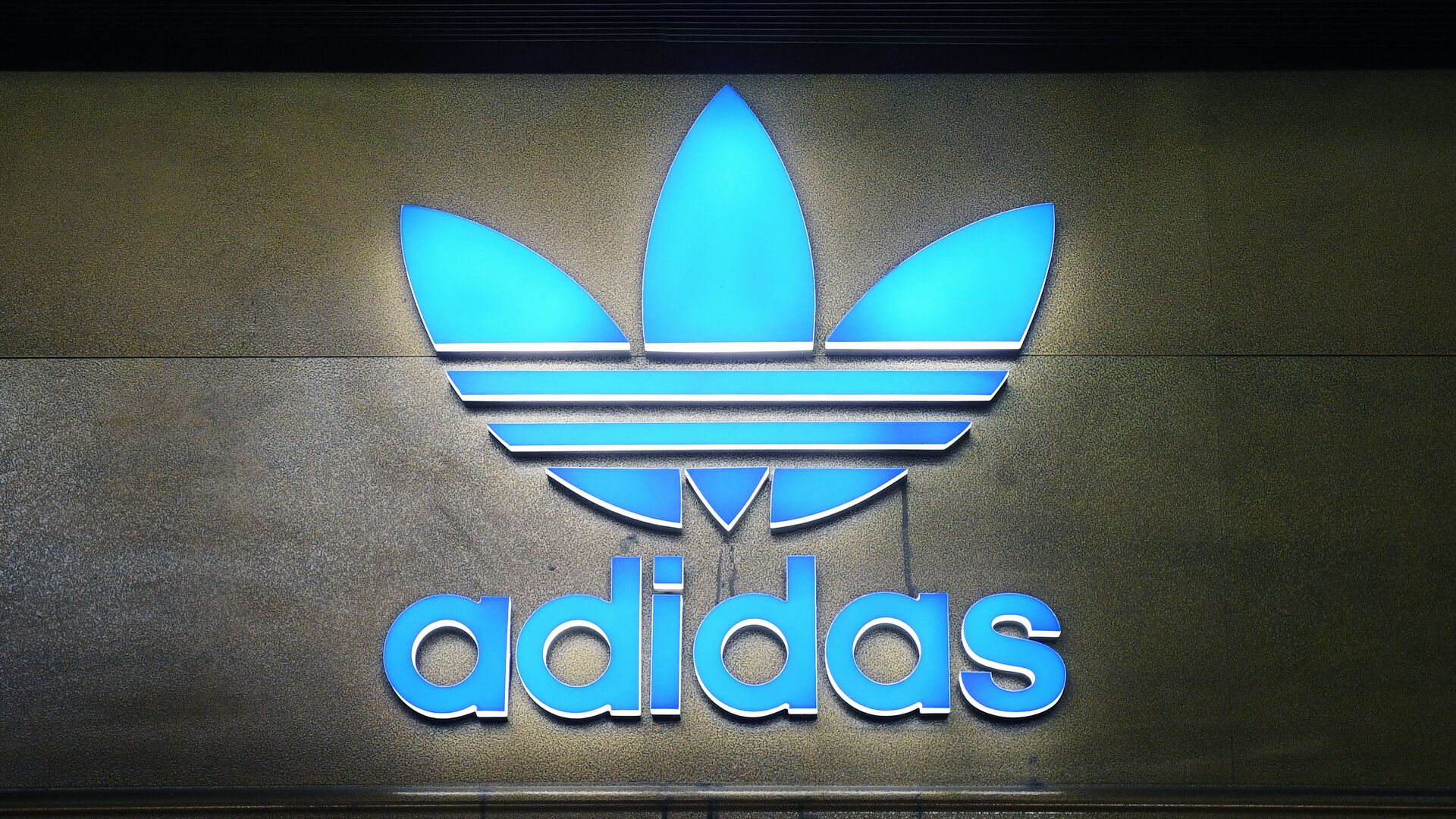 Логотип немецкой компании спортивной одежды и обуви Adidas - РИА Новости, 1920, 29.03.2023