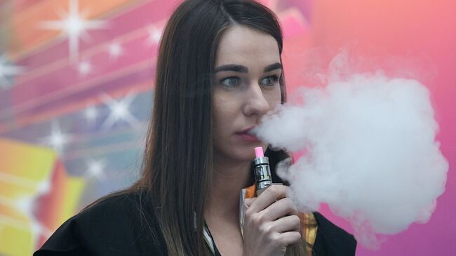 Участница на специализированной выставке vape-индустрии Global vape - 2017 в Международном выставочном центре Крокус Экспо в Москве