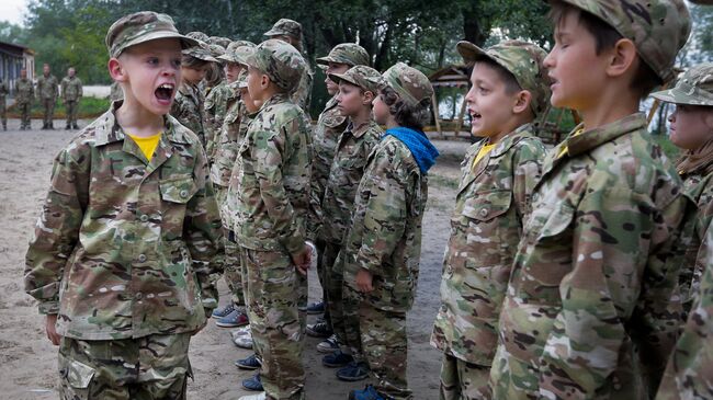 Дети в военизированном детском лагере на Украине