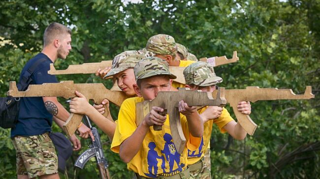 Дети в военизированном детском лагере на Украине. Архивное фото